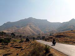 Fuerte de Purandhar desde Narayanpur Road.JPG