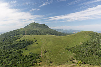 Encosta norte do Puy de Dôme visto do Puy Pariou na região de Auvérnia, França. (definição 4 819 × 3 213)