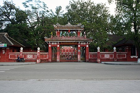 Tập_tin:Quốc_Học_Huế.jpg