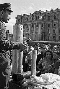 English: A soldier teaching Muscovites to neutralize fire-bombs Русский: Обезвреживание зажигательных авиабомб