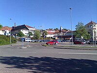 Rådmansgränd vid sin korsning med Strandgatan. Ulricehamns kyrka syns till höger i bild.