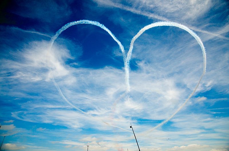 File:Red Arrows formation flight (heart) 2013 British GP.jpg