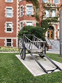 Réplique grandeur nature d'une charrette de la rivière Rouge devant Pembina Hall