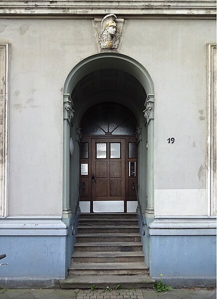 File:Reichsstraße 19, Portal mit Eingangstür, Düsseldorf.jpg