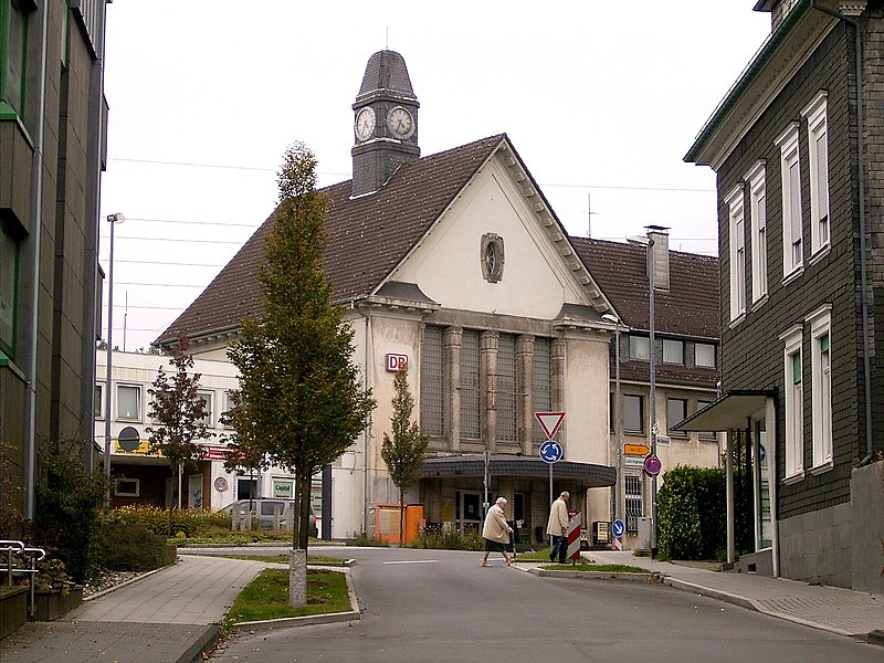 File:Remscheid Lennep - Bahnhof 01 ies.jpg