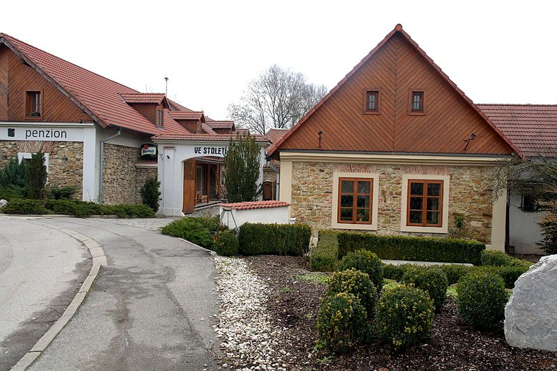 File:Restaurace a penzion Ve Století, Husovo nám. 11, Loděnice, okr. Beroun, Středočeský kraj 01.jpg