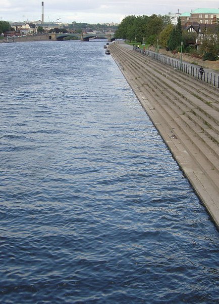 File:River blue - geograph.org.uk - 985327.jpg