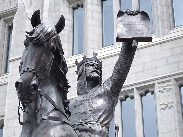 Statue of king Robert the Bruce in front of Marischal College.