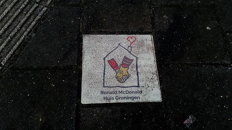 File:Ronald McDonald Huis Groningen tile, Groningen (2020) 01.jpg