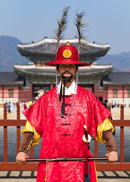 File:Royal Guard at Gwanghwamun Gate, Gyeongbokgung, Seoul.jpg