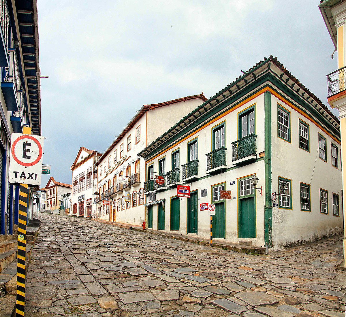 https://upload.wikimedia.org/wikipedia/commons/thumb/3/35/Rua_da_Direita_Diamantina.jpg/1200px-Rua_da_Direita_Diamantina.jpg