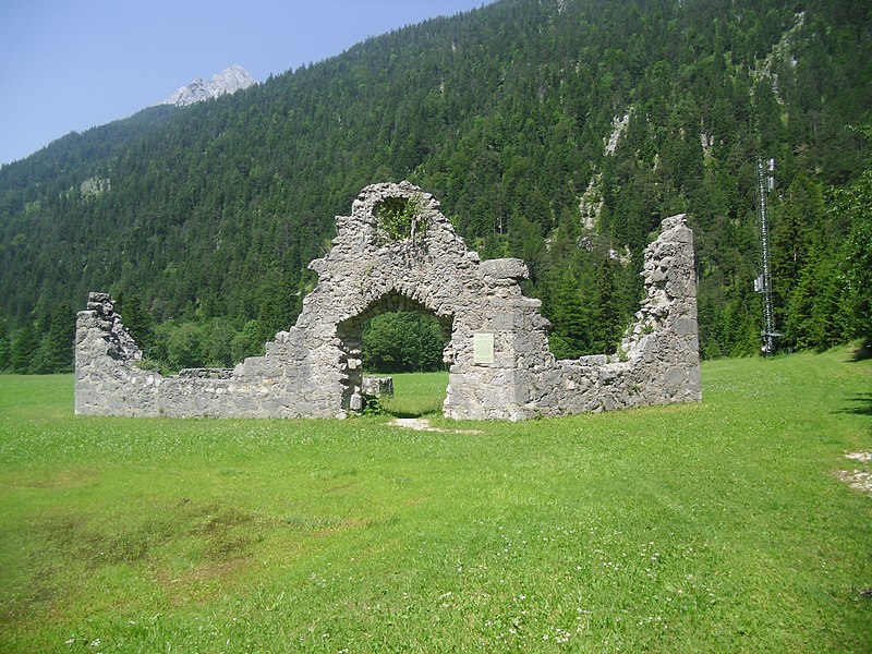 File:Ruine Porta Claudia.JPG