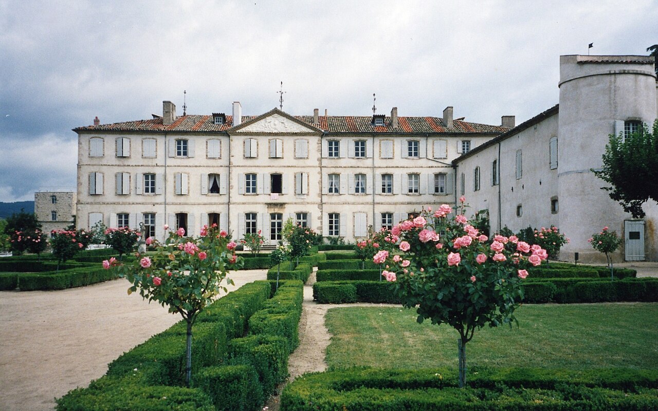 Saint-Clair (Ardèche) Gourdan facade et roses.jpg