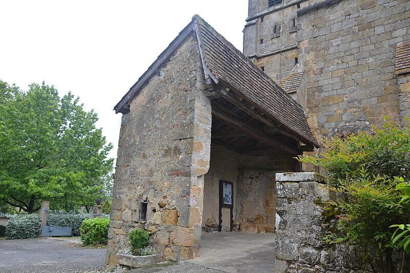 File:Sarragachies - porche église.JPG