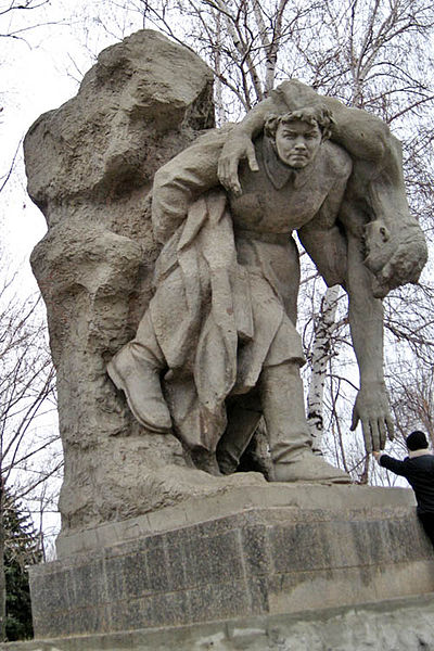 File:Sculpture of nurse, who tries to carry off a wounded soldier from the battlefield 001.jpg