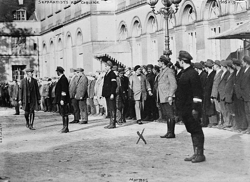 File:Separatisten der Rheinischen Republik vor dem Kurfürstlichen Schloss in Koblenz, 22 November 1923.jpg