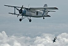 An-2 setzt Fallschirmspringer ab, 2009