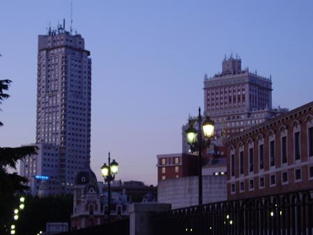 ไฟล์:Skyscrapers in the Plaza de España square of Madrid at afternoon.jpg