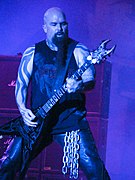 Kerry King met zijn eigen model (KKV)