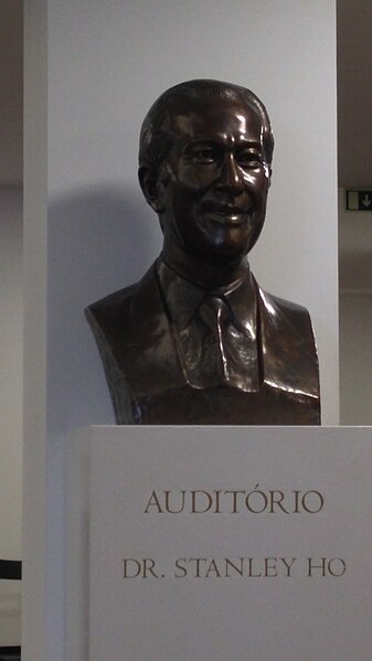 File:Stanley Ho, the Macau casino tribute. A bust to him at the Fundacao Oriente, Lisbon.jpg