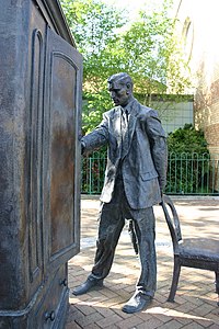 C. S. Lewisin patsas Belfastissa (Lewis katsoo vaatekaappiin).