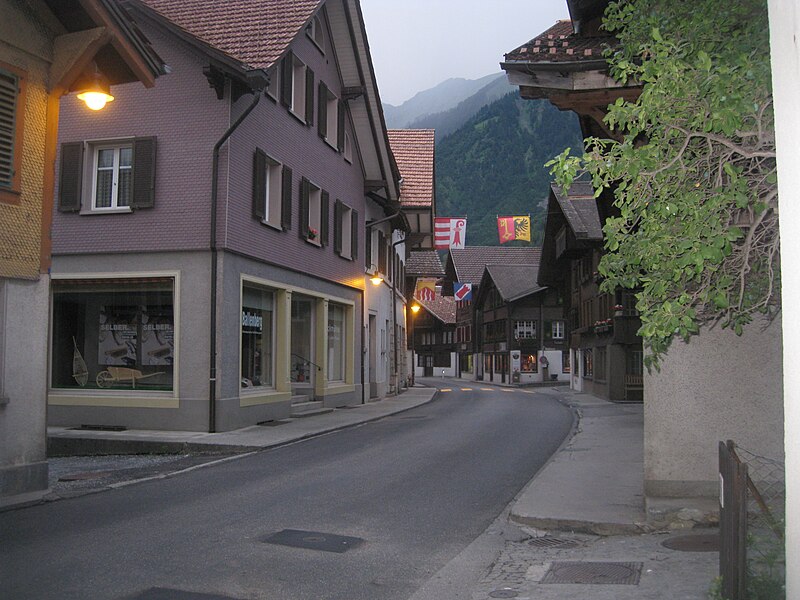 File:Street in Brienz.JPG