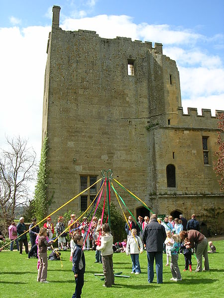 File:Sudley Castle, May Pole for May Day 2005 - panoramio.jpg