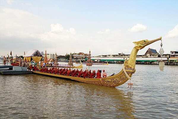 Royal Barge Suphannahong arrives at Wat Arun for Royal Kathin Ceremony
