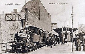 停靠在柏林城市鐵路柏林薩維尼廣場車站（德語：Bahnhof Berlin Savignyplatz）的列車，1900年前後拍攝。