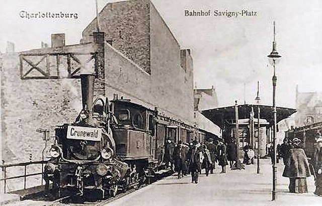 Berliner Stadteisenbahn: Station Savignyplatz with a Prussian T2