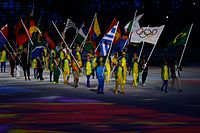 A záróünnepély zászlós jelenete, élén az olimpiai zászlót vivővel