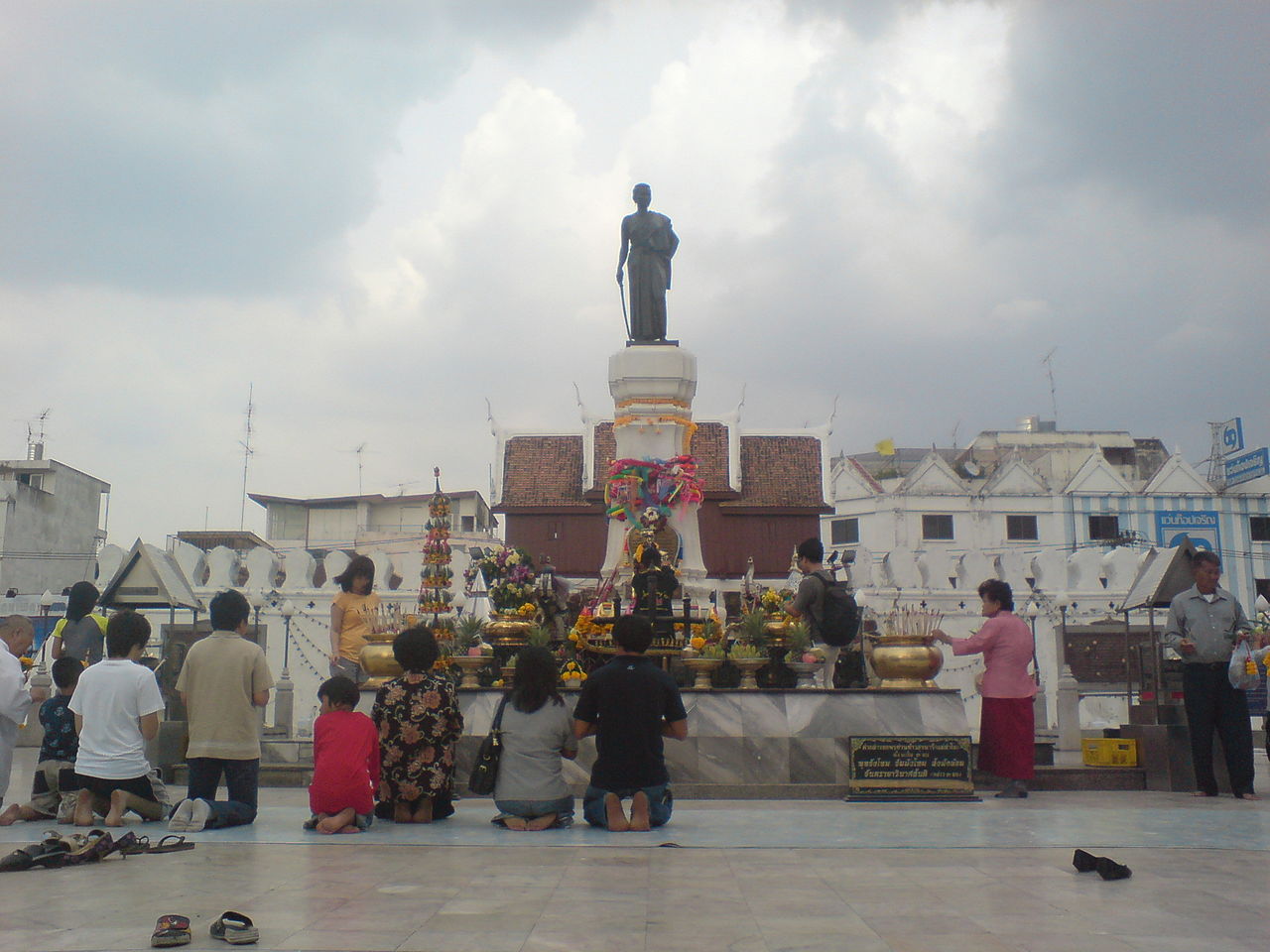 Thais pray in front of Yamo