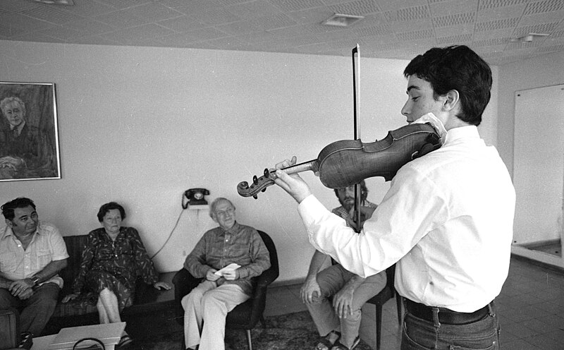 File:The America Israel Cultural Foundation invited famous violinist Yehudi Menuhin to impart his knowledge to young Israeli students (FL45853124).jpg