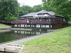 Ресторан Lakeside, озеро Ватерлоо, парк Раундхей, Лидс. - geograph.org.uk - 41355.jpg 