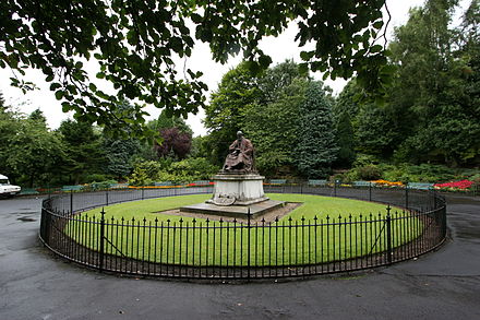第一代开尔文男爵威廉·汤姆森的纪念雕像，位于格拉斯哥大学旁的开尔文格罗夫公园