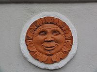 Höttinger Gasse: Relief (Sonne mit Gesicht)