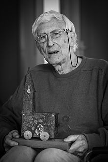 Tomi Ungerer en 2014, tenant un jouet inspiré de la cathédrale Notre-Dame de Strasbourg.