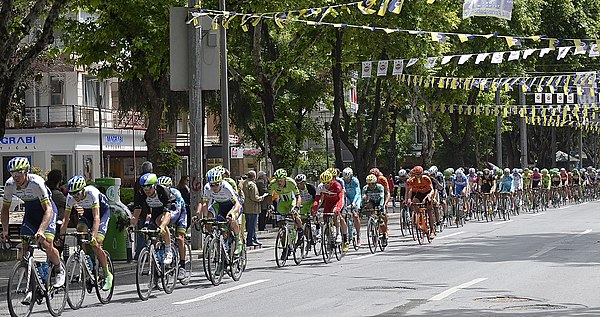 Riders in Stage 8 at Bağdat Avenue.