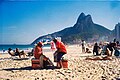 File:Trabalhadores da praia descansando.jpg