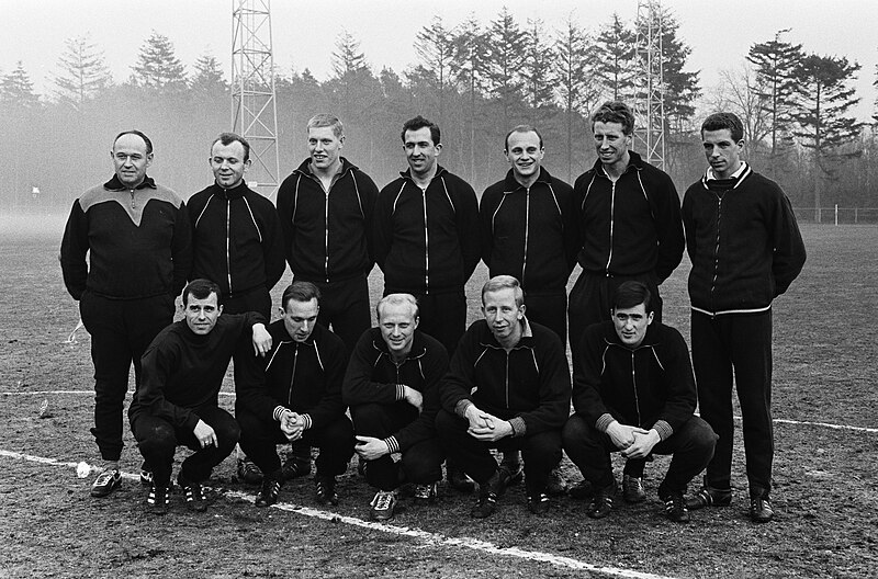 File:Training Nederlands elftal te Zeist, het elftal v.l.n.r Van Wissen , Pronk, Graa, Bestanddeelnr 914-9735.jpg