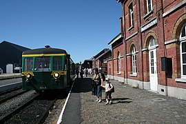 Intérieur de la gare et autorail.