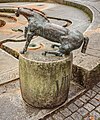 Trier, Wasseruhrbrunnen, Trier. fontein met dierensculpturen.