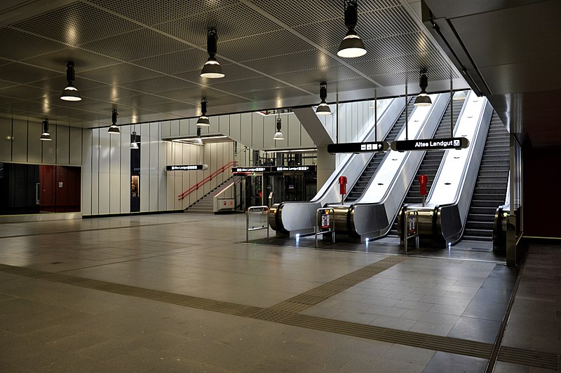 File:U-Bahn-Station Altes Landgut, Aufnahmsgebäude Verteilerkreis 01.jpg