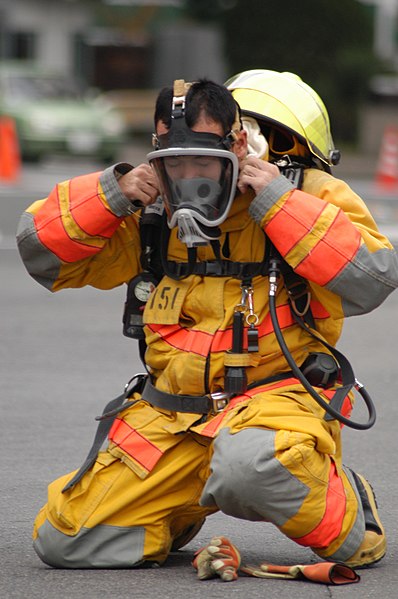 Файл:US Navy 031213-N-8937A-064 A fire fighter assigned to Commander U.S. Naval Forces Japan (CNFJ) Regional Fire Department dons protective equipment.jpg