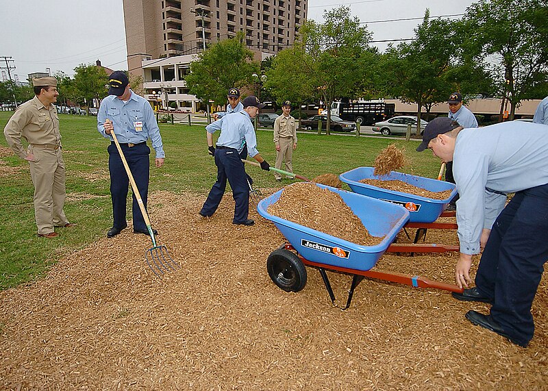 File:US Navy 051021-N-6278K-012 Commanding Officer, USS George Washington (CVN 73), Capt. Garry R. White oversees his Sailors cleaning up Huntington Park during one of the ship's Make a Difference Day community relations (COMR.jpg