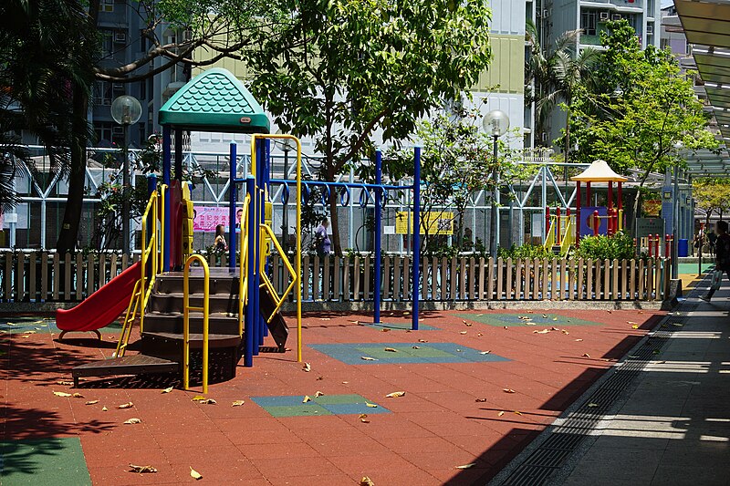 File:Un Chau Estate Playground (3).jpg