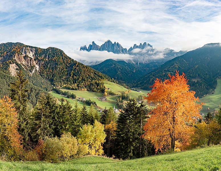 File:Val de Funes cun la Odles d'auton Südtirol.jpg