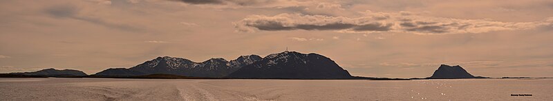 File:Vegfjellan fra båt Vega, Kilværfjorden.jpg