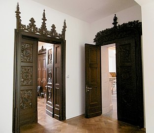 Raumtüren im neogotischen Stil