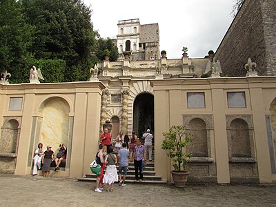 Stopnišče od fontane Sove do fontane Perzefone, zgoraj pa je vidna fontana Rometta